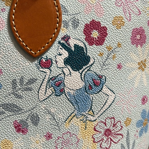 🎉HP🎉 Disney Dooney And Bourke Snow White Flower And Garden 2023 Satchel Bag - Picture 8 of 14